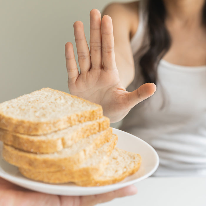 Mujer rechazando rebanadas de pan de molde